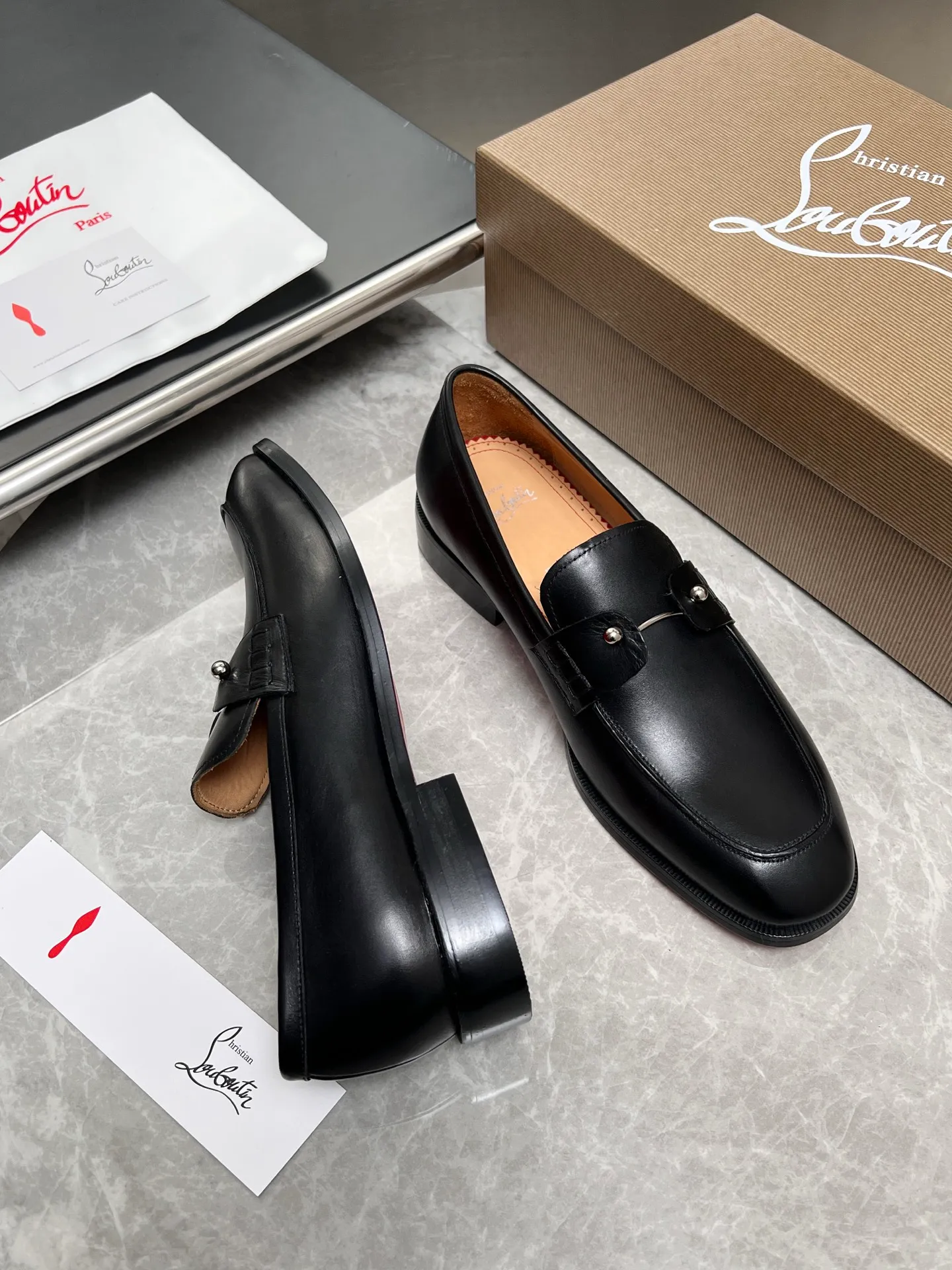 [CL red sole] Top P: 900💰 Number of yards: 39~44 (38.4546. Customized, non-refundable) CL new men's formal shoes Loaf leather shoes Christia* Loubouti* red sole shoes The red sole is luxurious and elegant, reshaping the style boundary of casual formal wear. It is extremely innovative in material selection, and creates a rich visual and tactile experience through the collision of different materials! Made of top-grade calfskin/glossy patent leather/spliced ​​technical fabric in contrasting colors. The upper is stitched by hand with fine and even stitching. It is based on the square-toe loafer shoe shape, with neat and elegant lines, which fits the toughness of men's wear. The upper is embellished with metal rivets, injecting individual details into classic loafers, breaking the mediocrity of casual shoes, and giving a concrete expression of "low-key luxury". From the original color/red cowhide lining inside the shoe to the instantly recognizable red sole, the "red sole" is not only the brand's visual identity, but also a "luxury codeword" when walking. The red sole exposed inadvertently conveys taste and identity instantly. From the innovative splicing of materials, to the personalized fusion of design, to the ingenious inheritance of craftsmanship, the Christian Louboutin men's loafer series is not only a pair of casual shoes, but also a "yuppie style" dressing weapon for men. Whether it is a casual business meeting or a casual look for daily travel, it can help you become a unique and stylish man in every occasion with its "red Loaf" attitude.